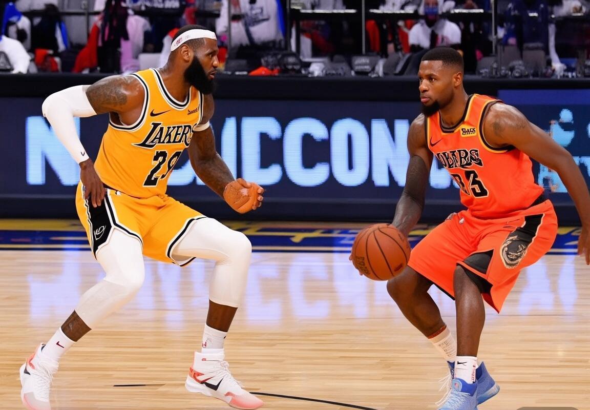 2018年NBA詹姆斯VS威少巅峰对决：火花碰撞经典回顾(图2)